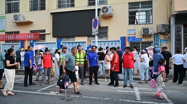 “蓝城管”护学“蓝校服”