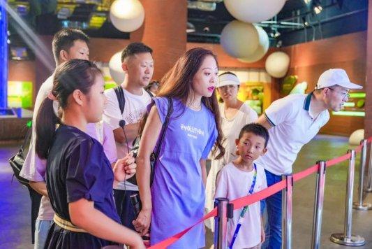 跟着小小讲解员，来青岛西海岸新区金沙滩啤酒城探寻啤酒千年发展故事