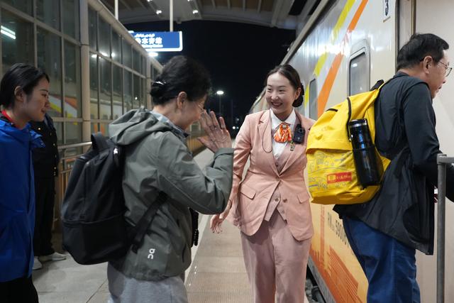 覆盖全疆主要旅游热点区域，乘特色旅游列车畅览大美新疆！