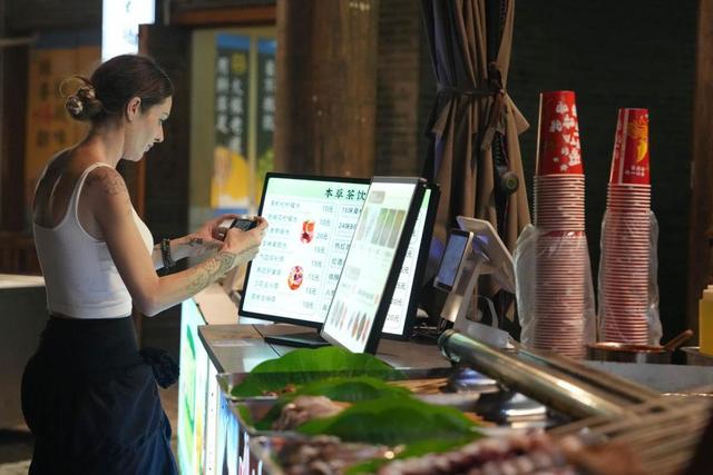 文化吸引+入境政策优化 越来越多外国人感受到“超酷的中国”