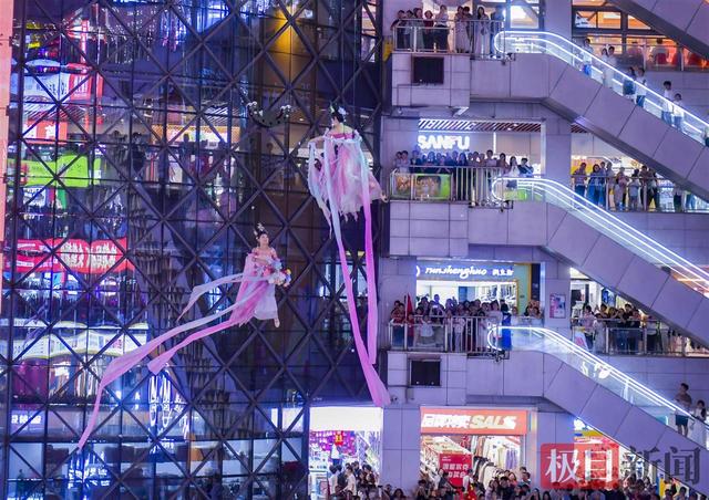 “仙女”在武汉光谷的空中起舞