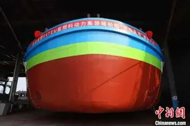 中国首艘内河64标箱氢燃料电池动力集装箱船舶下水图片