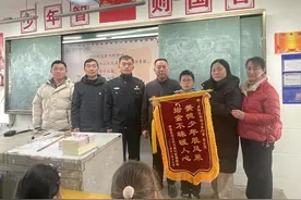 拾到他人物品一定要归还给失主，孝感好少年捡到3.9万元现金交民警图片