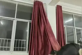 江西樟树突发狂风吹爆教室玻璃！学校：两名学生轻微划伤已送医处理图片