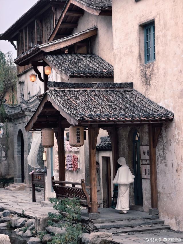 江西婺源弦高古城，游客徜徉其中