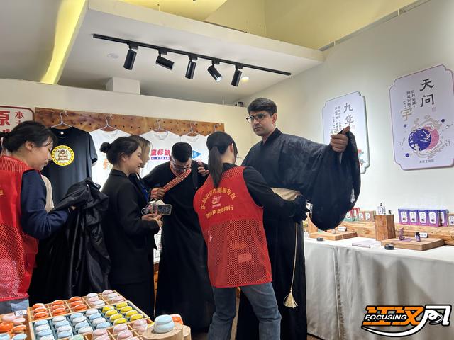 荆州区东城街道“荆声有你”文旅讲解志愿者引领国际友人沉浸式体验荆楚文化