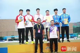 江苏省体育局训练中心运动员董子昂夺得第一届全国学生（青年）运动会（公开组）田径男子跳高项目冠军图片