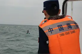一游客划桨板海钓被困海上，深圳海警驾艇火速营救图片