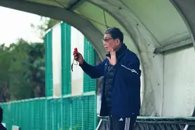 81岁徐根宝再遇68岁殷铁生，三大球运动会男足决赛，老黄忠们奏响忠诚赞歌图片