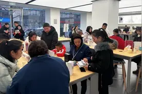 手机市场迎“国补”最高补贴500元|四川洪雅消费热潮持续升温图片