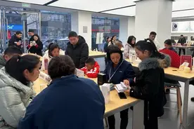 手机市场迎“国补”最高补贴500元|四川洪雅消费热潮持续升温图片