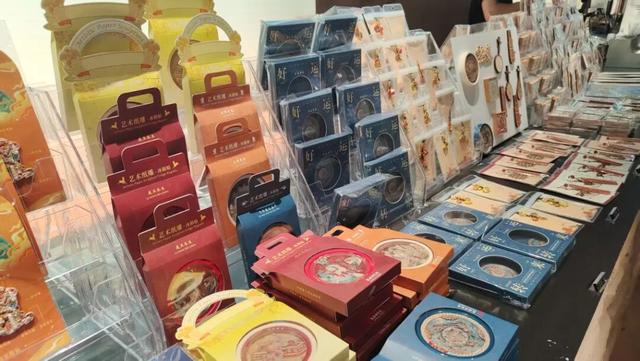巨型萌物石敦敦空降静安公园！国庆不出沪，在这里就能邂逅“敦煌”！