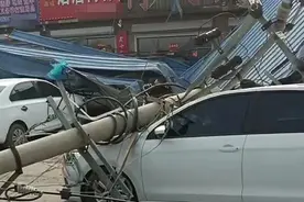 吉林榆树局地突刮10级大风“掀房顶”，当地正统计灾情将积极救灾图片