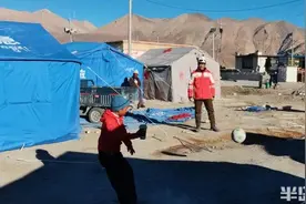 连线震区｜帮挖干羊肉，转运受伤老太……青岛力量救灾已4天，即将撤离图片