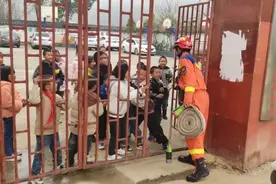 “老师！消防员叔叔给我们送水了！”图片