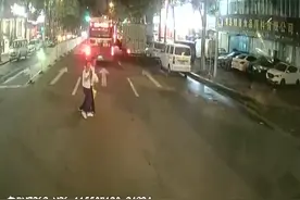 青岛公交司机文明礼让 路人双手合十鞠躬致谢图片