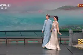 滚动丨陈丽君、何青青来啦 小品《借伞》一千年 换同舟 伞下共白头图片