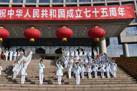 庆祝新中国成立75周年，青岛隆重举行升旗仪式图片