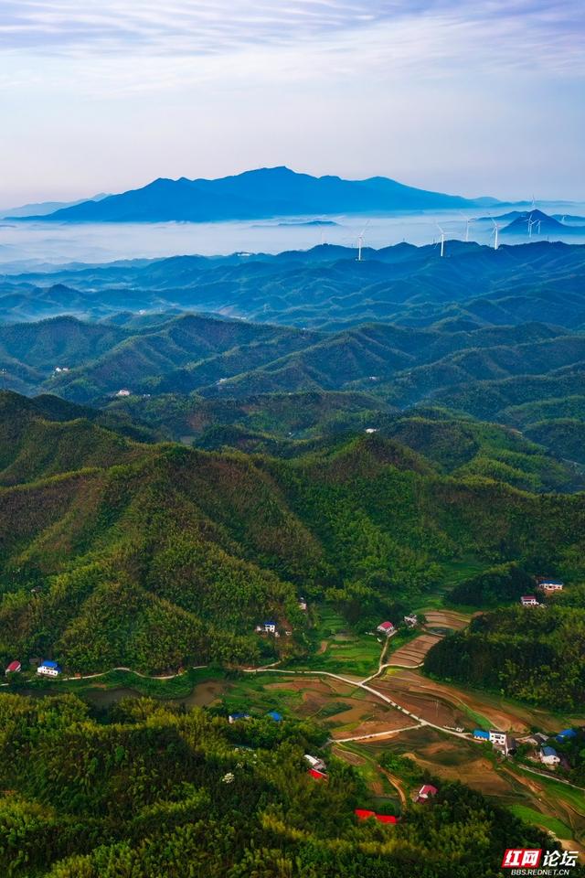 欢庆时刻丨湘潭白石镇：鎏金晨光漫群峰，山河故乡寄深情
