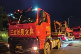 三亚住建“钢铁车队”驰援文昌助力城市清障图片