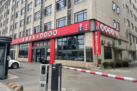 二手车商在网红车行买3台车 卖出后又被车行员工开走图片