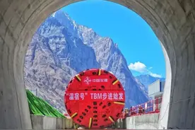 世界最长高速公路隧道顺利贯通 世界首创新型压注工法TBM大显神通图片