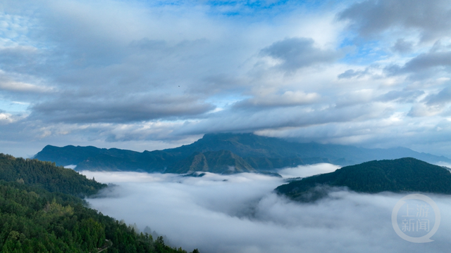 晨雾锁山道 朝阳暖山乡