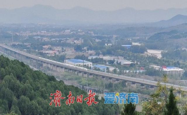 铁轨织就的通明山秋意