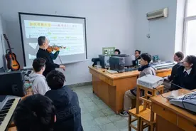 潮评丨物理教授课堂上“吹拉弹唱”，“音乐物理课”何以魅力无限图片