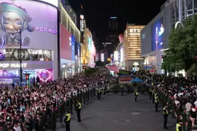 “五一”假期，上海多景点迎客流高峰，安全和交通如何保障？图片