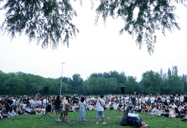 一场北京公园里的“野唱会”，素人和明星都被请上台
