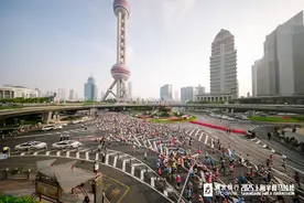 “再竞一步”！1.5万名跑者逐梦2025上海半马，冲刺“一城双白金”里程碑图片