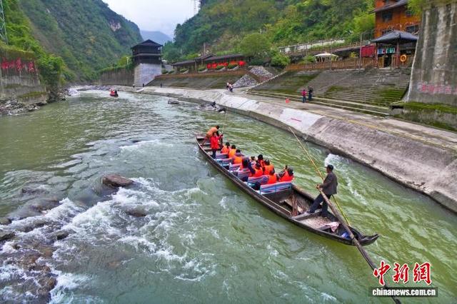 湖北巴东：拉纤漂流“拉”动冬日旅游热