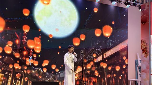 南中爨城双节夜游：拜月承古意，盛宴引客来