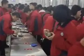 河北一职校食堂没座位，学生集体站着吃饭？校方称凳子在角落图片