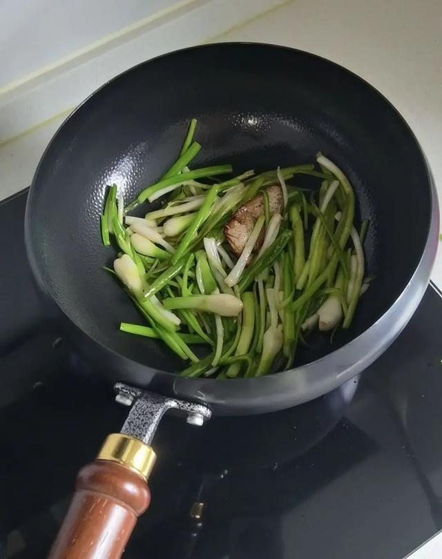 家里的铁锅一洗就生锈了，还能继续用吗？