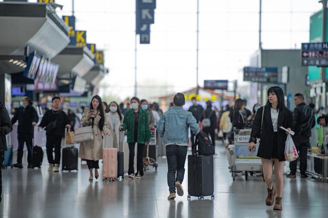 周末耍新疆赛里木湖，成都上班族“周边游”拓展到千里之外