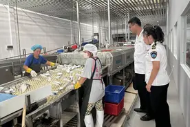 芝罘区卫生监督所开展国庆节前餐具、饮具集中消毒服务单位专项监督检查图片