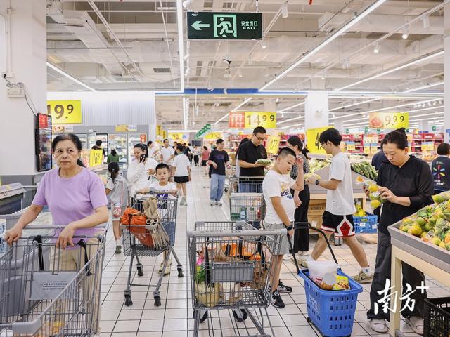 “桦加沙”过境后，珠海情侣路市民游客又多了起来｜一线直击