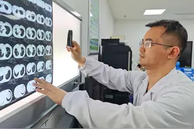 小伙看肺炎被确诊“镜面人”，专家：发病率百万分之一，需留意肺部健康图片