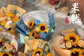 果然视频｜考点门口外卖小哥们一趟趟送来花束，家长交流订花经验图片