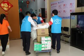中建八局西北公司装饰分公司青年志愿团队开展爱心敬老活动图片