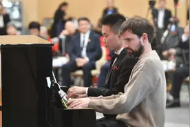 同奏一首歌！斯洛文尼亚钢琴家与北京残障青少年联袂表演图片