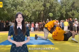 一“跤”高下，济南英雄山下再现摔跤名场面 | AI播泉城图片