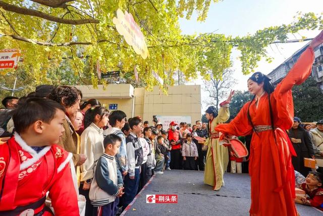 人从众！荆州这条街上“长”满了人……