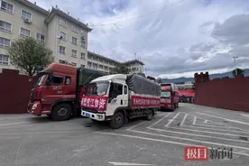 中国人的团结再一次具象化了！榕江物资捐赠接收点货车排成长队，登记册用了厚厚一沓图片