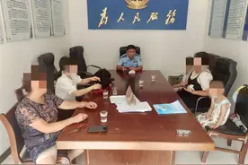 调皮孩童往楼下扔垃圾引发邻里纠纷，民警巧妙化解图片