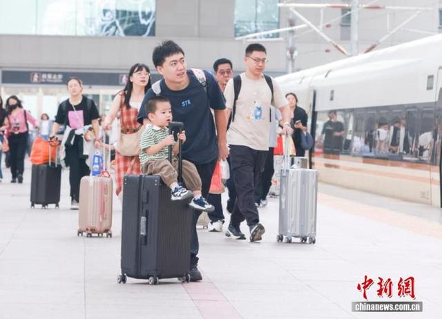 国庆中秋“双节”相遇，外媒：中国旅游业蓬勃发展，民众热情出游