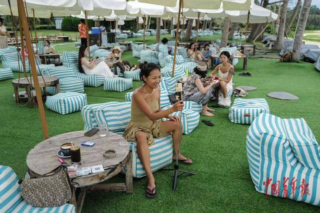 活力中国调研行｜年游客量破900万 一块冲浪板撬起万宁的流量主场