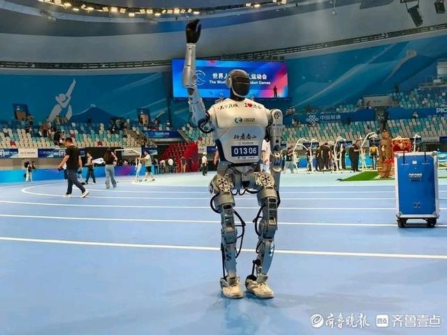 百米表演赛夺冠！济南造“行者泰山”亮相世界人形机器人运动会